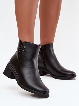 Topánky na podpätku Step in style  Dámske topánky z ekokože sú pohodlnou a štýlovou ponukou na chladnejšie dni. Sú umiestnené na podpätku vo forme kocky, čo zabezpe