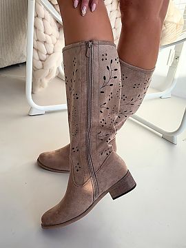 Čižmy s ažúrom Step in style  Ažúrové dámske čižmy sú efektnou ponukou pre ženy, ktoré milujú originálne detaily. Model s pevným podpätkom vo forme kocky zar