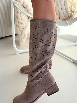 Čižmy s ažúrom Step in style  Ažúrové dámske čižmy sú efektnou ponukou pre ženy, ktoré majú rady originálne detaily. Model s pevným podpätkom vo forme kocky 