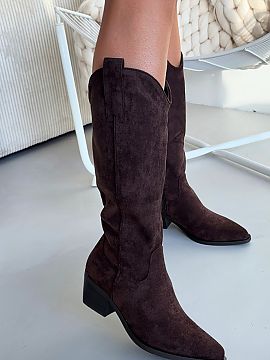 Čižmy na vysokom opätku Step in style  Topánky cowboyky pre ženy vyrobené z eko semišu sú štýlovým modelom inšpirovaným westernovým akcentom. S osadeným charakteristic