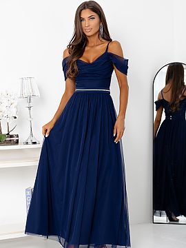 Dlhé šaty With You  Modrá večerní šaty s rozparkem a odkrytými rameny jsou kvintesencí elegance a ženskosti. Vyrobena z lehkého, vzdušného materiálu 