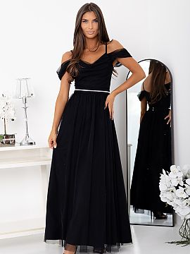 Dlhé šaty With You  Čierna večerná šaty s rozparkom a odkrytými ramenami sú kvintesenciou elegancie a ženskosti. Vyhotovené z ľahkého, vzdušného mat