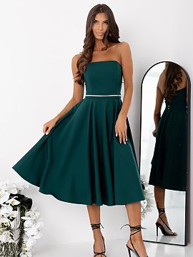 Sukňa na večer With You  Elegantné šaty bez ramienok sú návrh, ktorý kombinuje klasický tvar s efektnými detailmi. Model je zapínaný skrytým zipsom umiestn