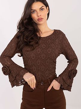 blúzka Italy Moda  Elegantná čipkovaná blúzka je štýlovým návrhom, ktorý sa skvele hodí na špeciálne príležitosti aj do každodenných štýlov. 