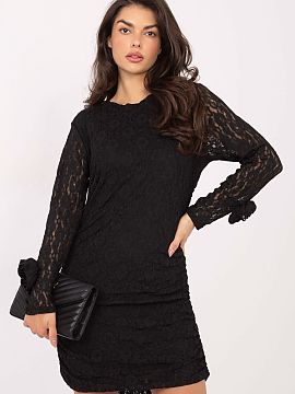Krátke šaty Italy Moda  Elegantné čipkované koktailové šaty, ideálne na formálne príležitosti a párty výjazdy. Model vo forme ceruzky krásne zdôrazňuj