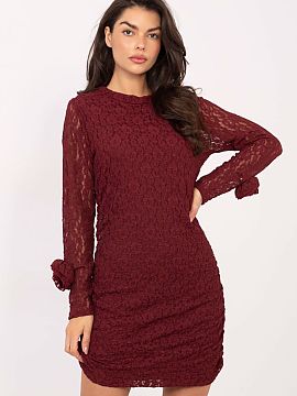 Krátke šaty Italy Moda  Elegantný čipkový koktailový šaty, ideálny na spoločenské príležitosti a párty. Model vo forme ceruzky krásne zdôrazňuje žens