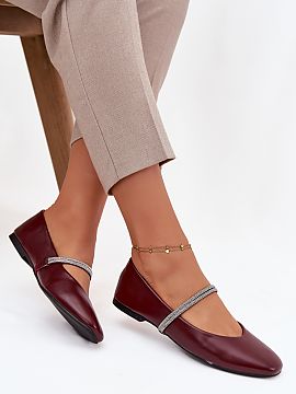 Balerinki Step in style  Baleríny pre dámy vyrobené z ekokože. Umiestnené na plochom podpätku. Zaoblené špičky. Na strednej časti nohy sú dva ozdobné pá