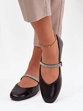 Balerinki Step in style  Baleríny pre ženy vyrobené z ekokože. Umiestnené na plochom podpätku. Zaoblené špičky. Na nártu sú dva ozdobné popruhy s lesklý