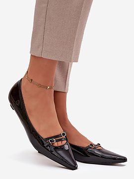 Balerinki Step in style  Baleríny vyrobené z lakovanej ekokože. Model s nízkym opätkom poskytuje jemný zdvih a pohodlie pri nosení. Zadok zdobia dva tenké po