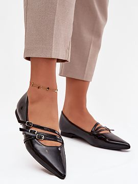 Balerinki Step in style  Elegantné balerínky vyrobené z lakovaného ekokože. Model vyniká tromi tenkými popruhmi, ktoré jemne zdobia nohu a zároveň poskytuj