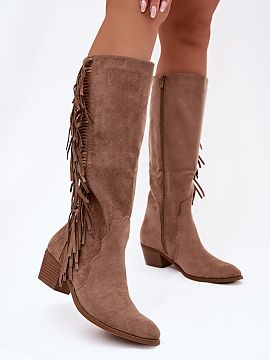 Čižmy na vysokom opätku Step in style  Dámske členkové čižmy vyrobené z eko semišu sú štýlovou ponukou na chladnejšie dni. Model s nízkym, skoseným podpätkom poskytu