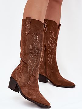 Čižmy na vysokom opätku Step in style  Dámske čižmy v kovbojskom štýle sú veľmi modernou obuvou na jeseň a zimu. Vyrobené z prírodného zamszu. Stabilný, nízky opätok