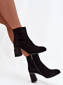 Topánky na opätku Step in style  Topánky pre ženy z prírodného semišu sú ponukou, ktorá kombinuje klasickú eleganciu s každodenným pohodlím. Vyrobené z materiál