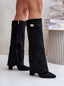 Čižmy na vysokom opätku Step in style  Elegantné dámske čižmy z ekologickej zamatovej kože. Na podpätku vo forme stĺpika. Špičiato zašpičatené. Výnimočným prvkom to