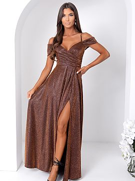 Dlhé šaty With You  Elegantné dlhé šaty s priehľadným dekoltom v tvare obálky, tenkými ramienkami a rukávmi. Šaty sú vyrezané v pase a zapínané na 