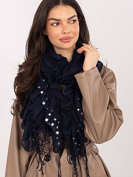 šátek AT  Elegantný šál s franžuľami a ozdobnými nýtmi je efektný doplnok, ktorý skvele doplní každodenné aj výrazné štýly. Vyrobený 
