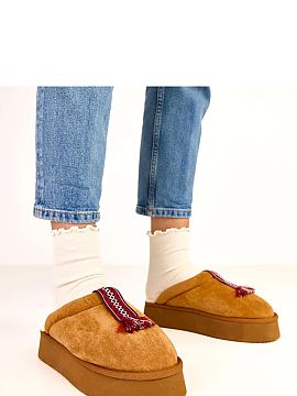 Papuče Solea  Hnedá zabalená papuče s farebným výstuhom Sarah sú ideálnou voľbou pre ľudí, ktorí oceňujú teplo, pohodlie a domáci komfort v 