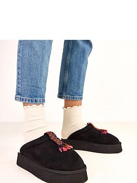 Papuče Solea  Čierne zastavané papuče s farebným vložením Sarah sú ideálnou voľbou pre ľudí, ktorí oceňujú spojenie pohodlia, funkčnosti a 