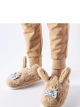 Papuče Solea  Papuče majú štýlový návrh s posuvným rezom, čo znamená, že sú ľahko obúvateľné a zobúvateľné. Navyše, ich zateplené vnú