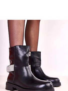 Topánky Solea  Predstavujeme čierne dámske členkové topánky s ozdobou zo zirkónov Elisana, ktoré spájajú eleganciu a pohodlie. Tieto ploché topá