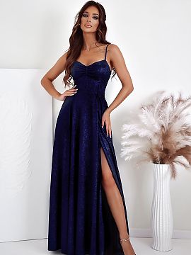 Dlhé šaty With You  Dlhé šaty vyrobené z efektného, lesklého materiálu, ktorý krásne odráža svetlo a podčiarkuje elegantný charakter štýlu. Model 
