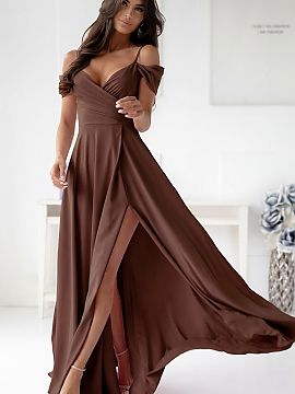 Dlhé šaty With You  Elegantný dlhý šaty s priehľadným dekoltom, tenkými ramienkami a rukávmi. Šaty sú v pase zapínané na skrytý zips, spodok je roz�
