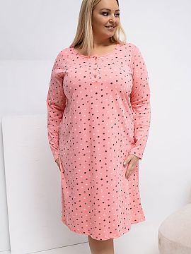 Nočná košeľa Plus Size Forever Pink  Pohodlná a štýlová nočná košeľa plus size, v ktorej dominujú roztomilé bodky, dodávajúce celkovému vzhľadu ľahkosť a žensk�
