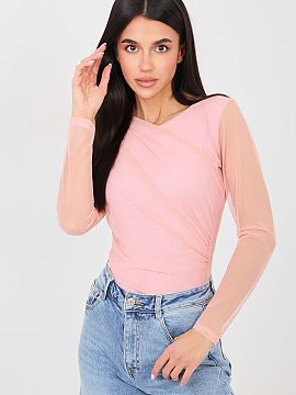 Body Italy Moda  Elegantné body v klasickom, priliehavom strihu, ideálne pre štýlové a ženské outfit. Model je vyrobený z hladkého materiálu z poly