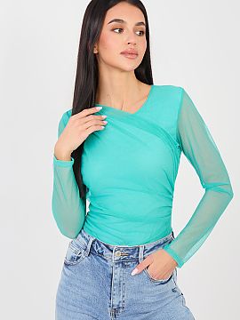 Body Italy Moda  Elegantné body s klasickým, priliehavým strihom, ideálne pre štýlové a ženské outfit. Model je vyrobený z hladkého materiálu z p