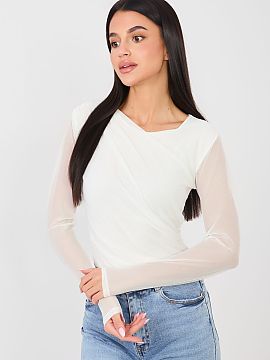 Body Italy Moda  Elegantné body v klasickom, priliehavom strihu, ideálne pre štýlové a ženské outfit. Model je vyrobený z hladkého materiálu z poly