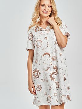Nočná košeľa Taro  Nočné košeľa sú úplne zapínané na gombíky, navrhnuté s ohľadom na pohodlie a elegantný vzhľad. Model s krátkym rukávom a voľ