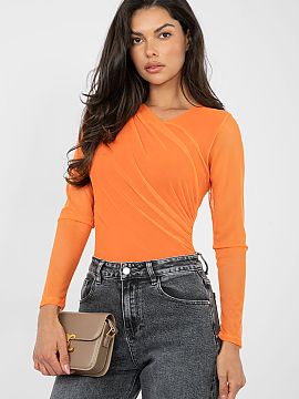 Body Italy Moda  Elegantné body v klasickom, priliehavom strihu, ideálne pre štýlové a ženské outfity. Model je vyrobený z hladkého materiálu z pol