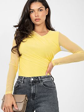 Body Italy Moda  Elegantné body s klasickým, priliehavým strihom, ideálne pre štýlové a ženské outfity. Model je vyrobený z hladkého materiálu z 