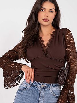 Body Italy Moda  Elegantné body vyrobené zo zmesi polyesteru a elastanu, kombinujúce pohodlie s rafinovaným štýlom. Model s bežnou dĺžkou a lodičko