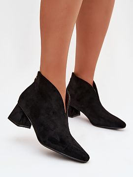 Topánky na opätku Step in style  Elegantné dámske čižmy z ekokože sú štýlovou ponukou pre ženy, ktoré oceniajú moderný vzhľad a pohodlie. Model je umiestnený n