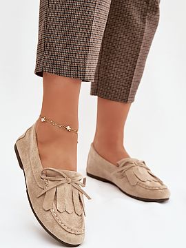 Mokasíny Step in style  Mokasíny pre ženy vyrobené z mäkkého eko semišu krásne vyzdvihujú nohu. Vpredu sa nachádzajú dekoratívne franže a ozdobné zviaz
