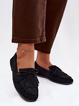 Mokasíny Step in style  Ploché dámske mokasíny vyrobené z ekokože sú štýlovou a pohodlnou ponukou na každý deň. Zadok sú ozdobené šnúrkami a mašľou