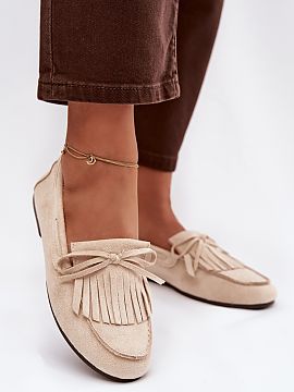 Mokasíny Step in style  Ploché dámske mokasíny vyrobené z ekokože sú štýlovým a pohodlným návrhom na každý deň. Vpredu majú dekoratívne šnúrky a z