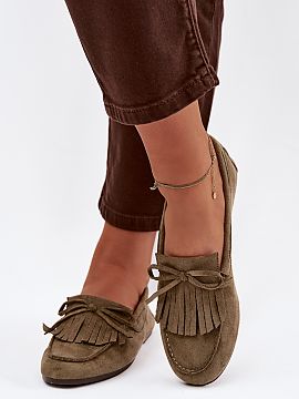 Mokasíny Step in style  Ploché dámske mokasíny vyrobené z ekokože sú štýlovou a pohodlnou ponukou na každý deň. Vpredu sú ozdobné šnúrky a zaväzovan