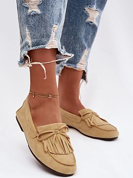 Mokasíny Step in style  Ploché dámske mokasíny vyrobené z ekokože sú štýlovou a pohodlnou voľbou na každý deň. Na prednej strane sú ozdobené mašľou 