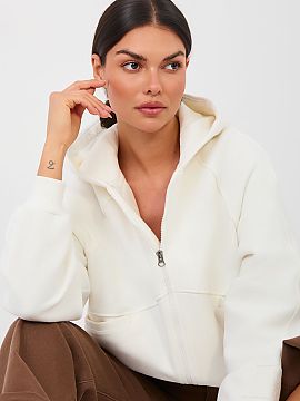 mikina Factory Price  Dámska blúza v štýle casual je pohodlnou a univerzálnou ponukou na každý deň. Vyrobena z vysokokvalitnej zmesi bavlny a polyesteru, 