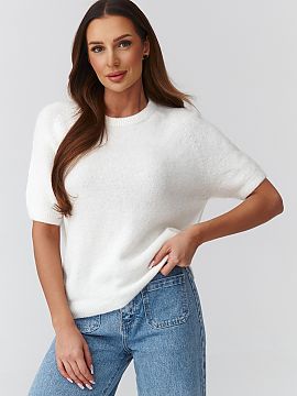 Sveter s krátkym rukávom Makadamia  Štýlový dámsky sveter v univerzálnom veľkosti s ľahko voľným oversized strihom, ktorý sa skvele hodí do každodenných aj elegant