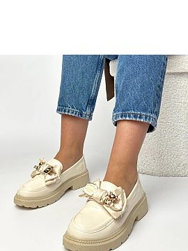 Mokasíny Solea  Mokasíny s mašľou a kovovou ozdobou sú štýlová obuv, ktorá kombinuje eleganciu s každodenným pohodlím. Vyrobené z vysoko kvalitn