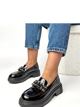 Mokasíny Solea  Mokasíny s ??zaujímavou ozdobou na prednej časti sú štýlovou obuvou, ktorá kombinuje klasický tvar s moderným akcentom. Vyrobené z