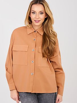 tričko s dlhým rukávom Italy Moda  Univerzálna dámska košeľa v štýle casual, ideálna pre každodenné outfity. Vyrobená z príjemnej bavlny s prídavkom elastanu, zabe