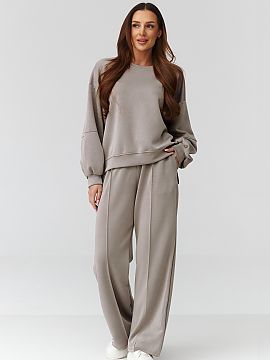 nastaviť Makadamia  Módny a pohodlný dámsky oversize set, ktorý sa skvele hodí do každodenných štýlov. Súprava pozostáva z voľnej blúzky v štýle 