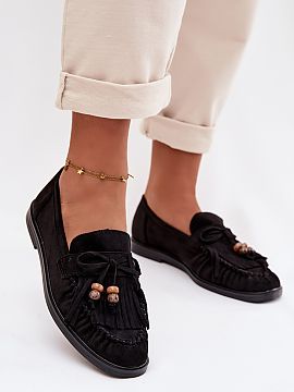 Mokasíny Step in style  Dámske mokasíny z ekokože sú štýlovým návrhom na každý deň. Predok topánky zdobia dekoratívne šľapky a zaväzovanie vo forme 