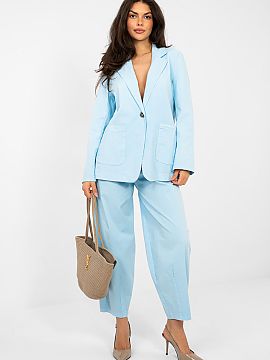 Sakko Rue Paris  Táto dámska denimová sako je univerzálnym kúskom šatníka, ktorý skvele kombinuje klasický strih s každodenným, voľným štýlom.