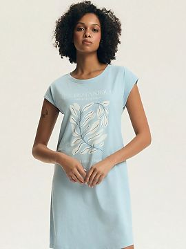 Nočná košeľa Henderson  Pohodlná a štýlová nočná košeľa je skvelou voľbou pre pohodlný spánok a relax v domácom útulku. Model s polokrúhlym výstrihom