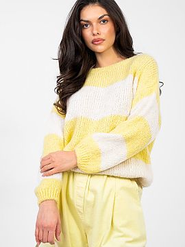 sweter Italy Moda  Moderný dámsky oversized sveter je ideálnou voľbou pre každodenné, neformálne štýlové kombinácie. Voľný strih poskytuje voľnos